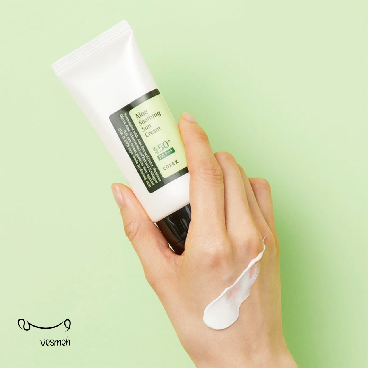 عکس محصول ضد آفتاب کوزارکس آلوئه وراAloe Soothing Sun Cream SPF50+ با تست محصول روی یک دست 